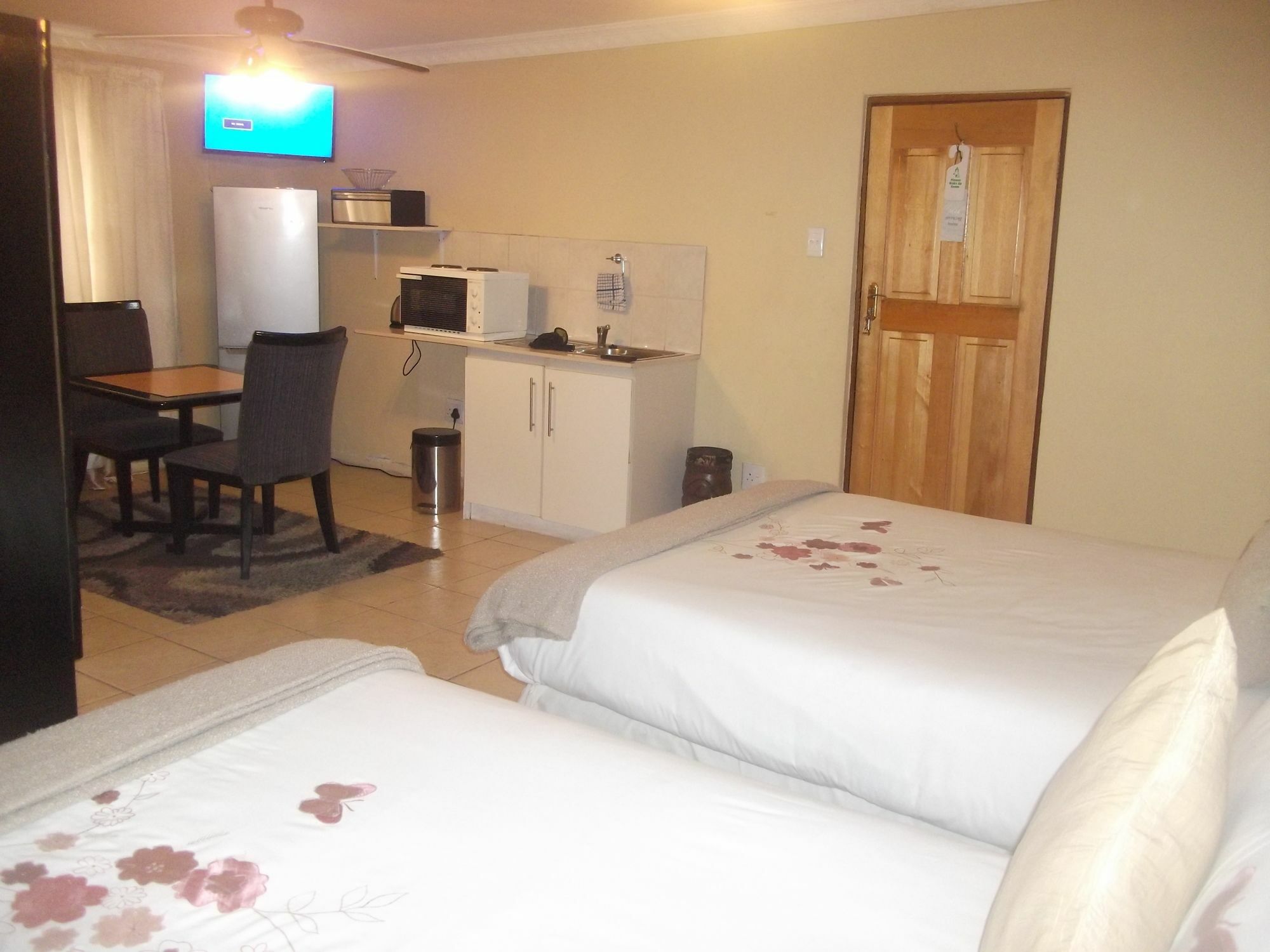 Mbalentle Guesthouse Bishop Lavis ภายนอก รูปภาพ